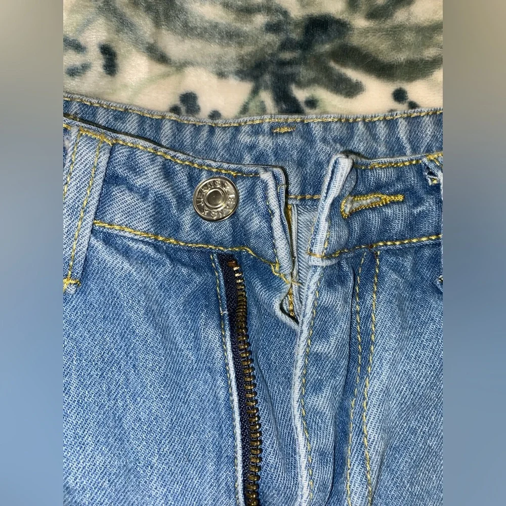 NWOT high waist light wash distressed style denim cutoff jean shorts - size XS - Picture 2 of 10
